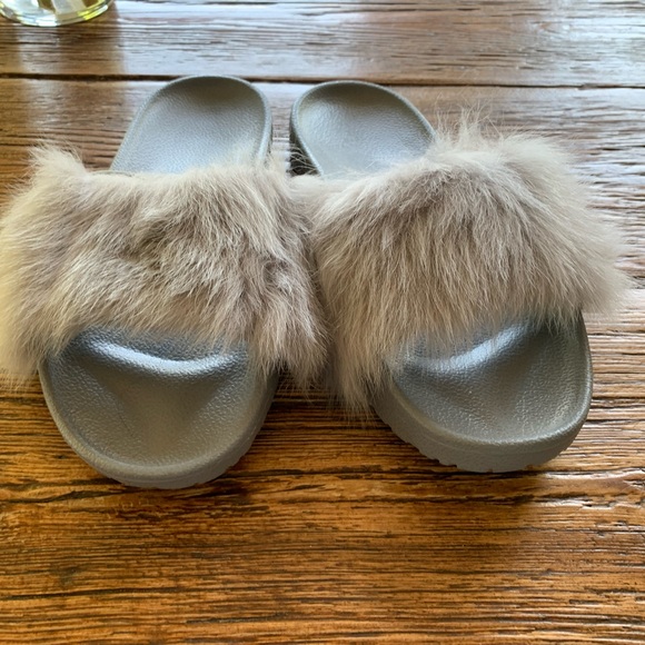 Ugg Slippers size 7. Never worn, brand new. Grey color. No box - Picture 2 of 7